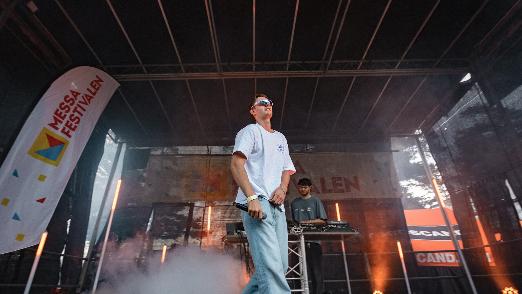 Artist på scenen under Messa festivalen, med røyk og scenelys