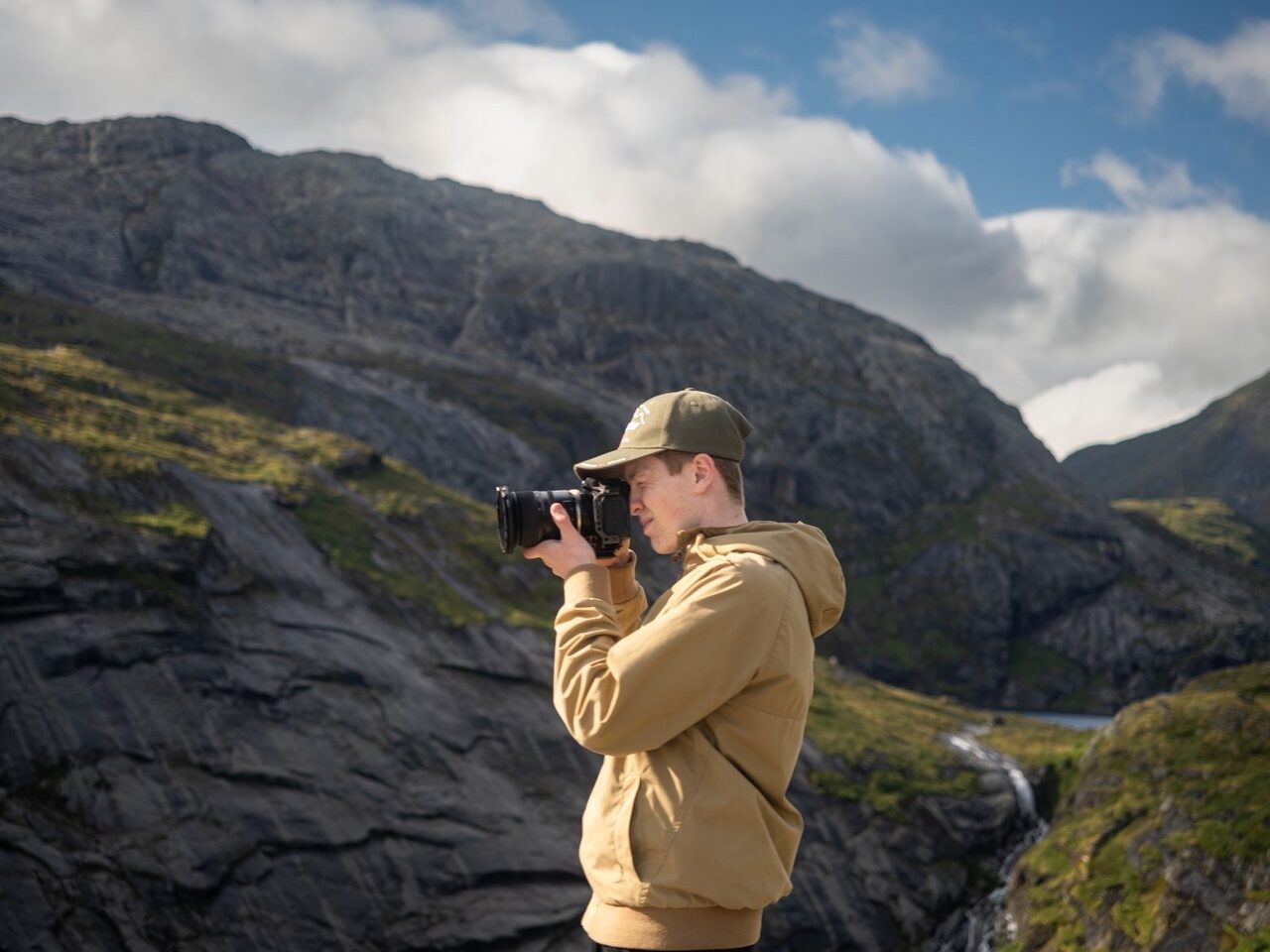 Linus Ekdahl filmer med kamera i et fjellandskap